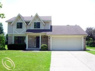 5452 Old Cove Rd, Clarkston, MI 48346