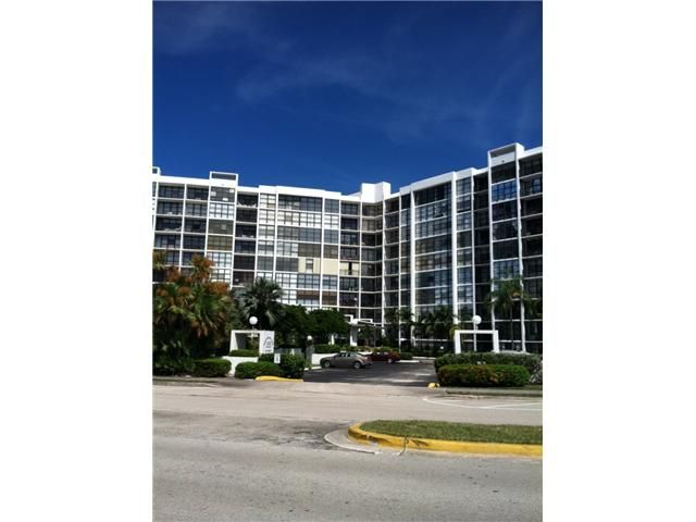 1000 Parkview Dr # 1026, Hallandale, FL 33009