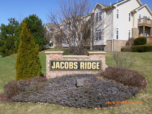 17939 W Jacobs Ridge Ct, New Berlin, WI 53146