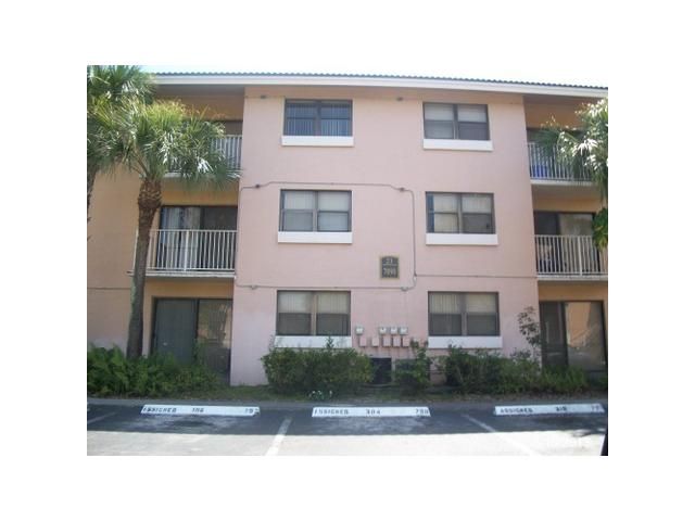 7090 Nw 179th St Apt 107, Hialeah, FL 33015