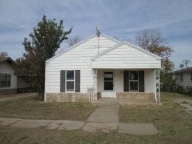 530 W Lynn St, Slaton, TX 79364