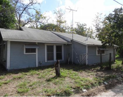 221 W Adams Street, Pleasanton, TX 78064