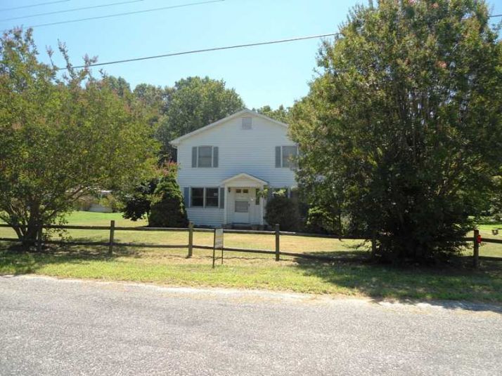 9 Jones Dr, Weems, VA 22576