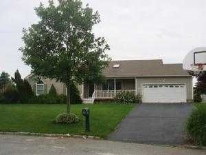 4 Rose Ct, Calverton, NY 11933