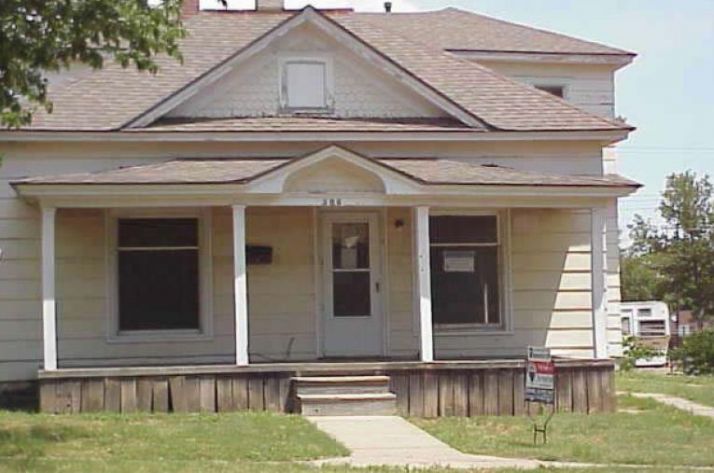 306 W 5th St, Larned, KS 67550