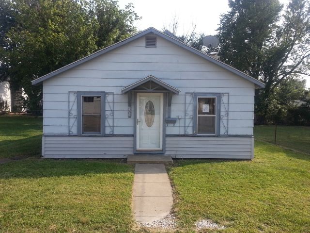 206 E Washington St, Versailles, MO 65084