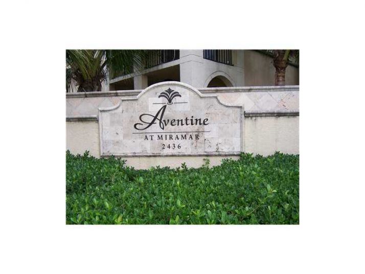 2492 CENTERGATE DR # 105, Hollywood, FL 33023