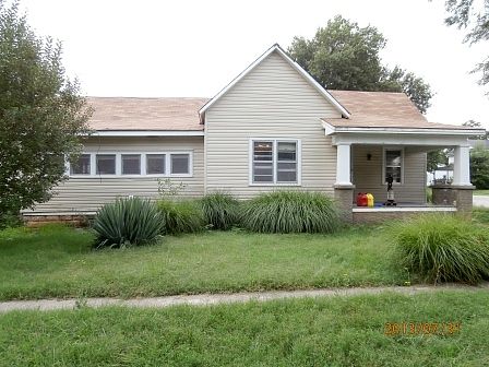 Pleasant St St W, Aurora, MO 65605