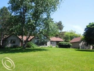 4854 Cooley Lake Ct, Commerce Township, MI 48382