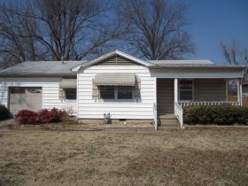 208 East 12th Place, Claremore, OK 74017