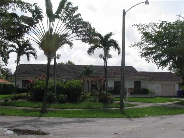 4900 SARAZEN DR, Hollywood, FL 33021