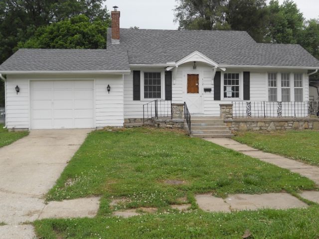 412 E Lexington St, Richmond, MO 64085