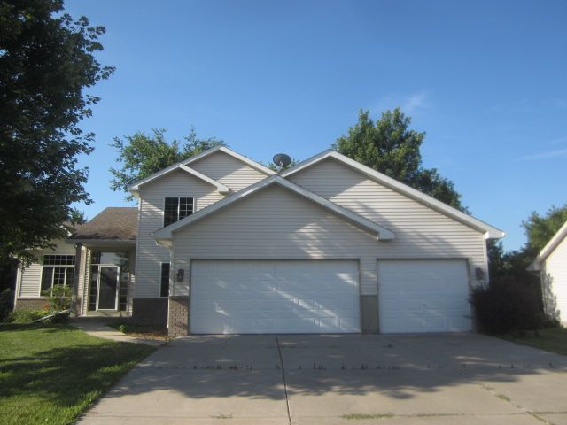 1207 Goldfinch Dr, Waconia, MN 55387