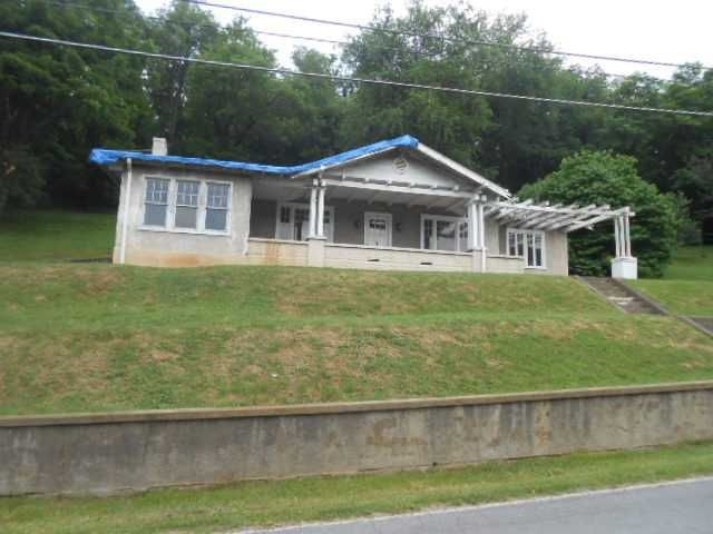 414 W Fincastle Tpke, Tazewell, VA 24651