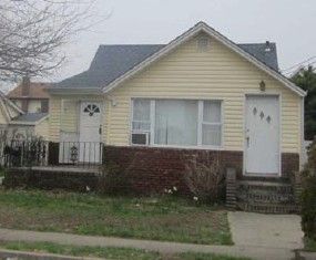 693 S 8th St, Lindenhurst, NY 11757