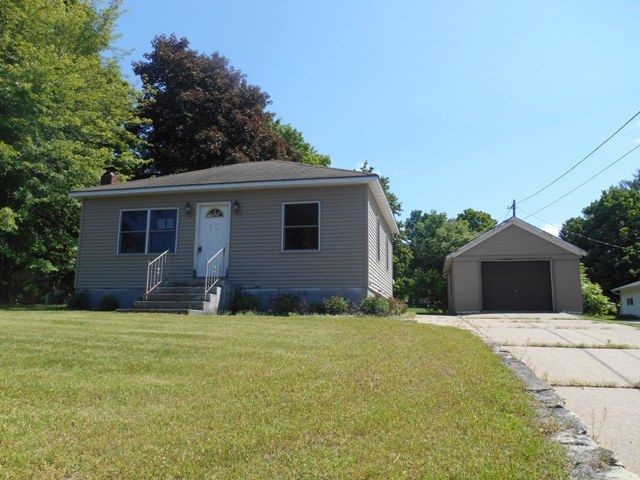 107 E High Street, Weyauwega, WI 54983