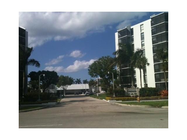 3401 N Country Club Dr # 315, Miami, FL 33180