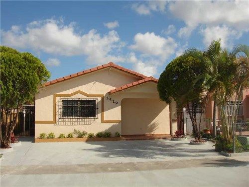 2529 W 72 PL, Hialeah, FL 33016