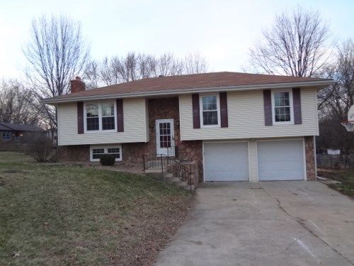 416 Oakbrook Dr, Lansing, KS 66043