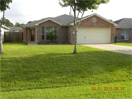 525 E Coombs St, Alvin, TX 77511