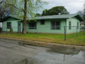 2118 Lincoln St, Seguin, TX 78155