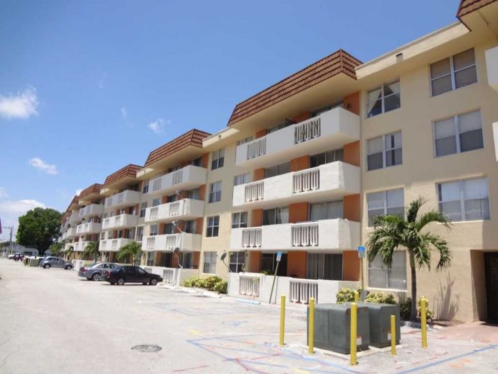 1800 Sans Souci Blvd Apt 132, Miami, FL 33181