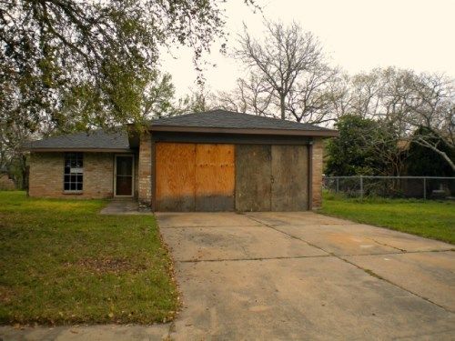 301 Bert St, Angleton, TX 77515