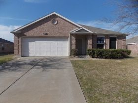 811 Cascade Dr, Red Oak, TX 75154