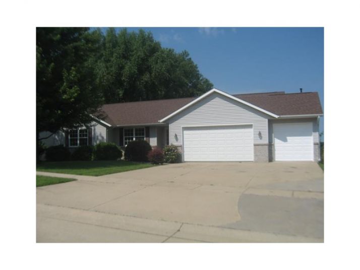 85 Pine Crest Dr, Robins, IA 52328