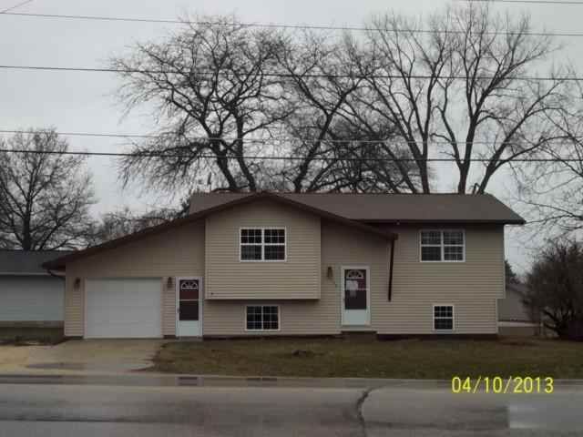 502 N 4th St, Fairbank, IA 50629