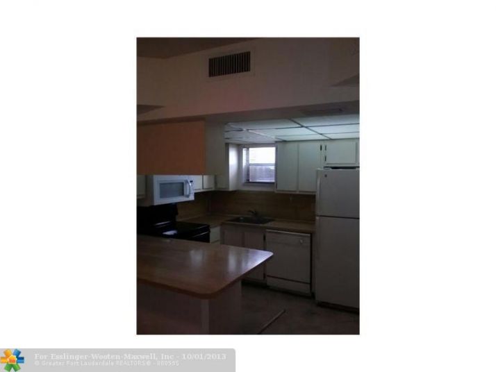 8290 LAKE DR # 530, Miami, FL 33166