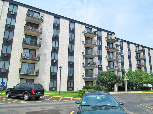 9128 W Terrace Dr Apt 3m, Niles, IL 60714