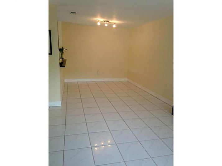 10475 153 CT # 3, Miami, FL 33196