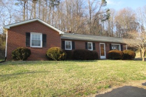 102 Grayleaf Cir, Martinsville, VA 24112