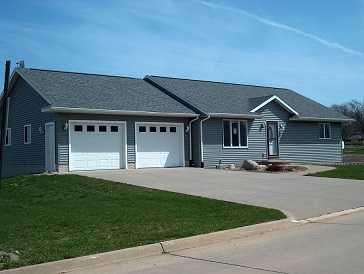 507 W 14th St, Tama, IA 52339