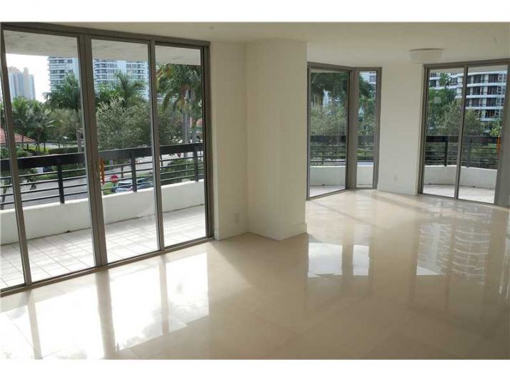 3500 MYSTIC POINTE DR # 308, Miami, FL 33180