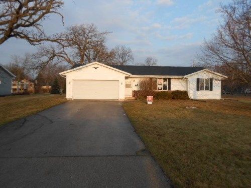 1102 Hickory Ln, Elkhorn, WI 53121