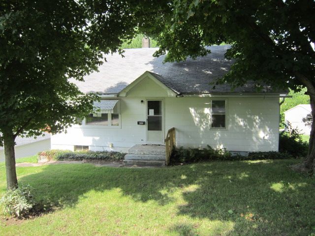 402 S Booth St, Anamosa, IA 52205