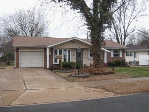 2 Cedar Park Dr, Florissant, MO 63031