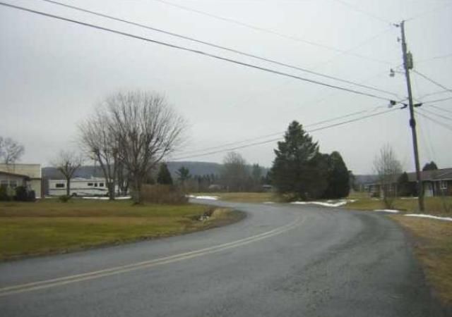 404 Lamplight Drive, Brodheadsville, PA 18322