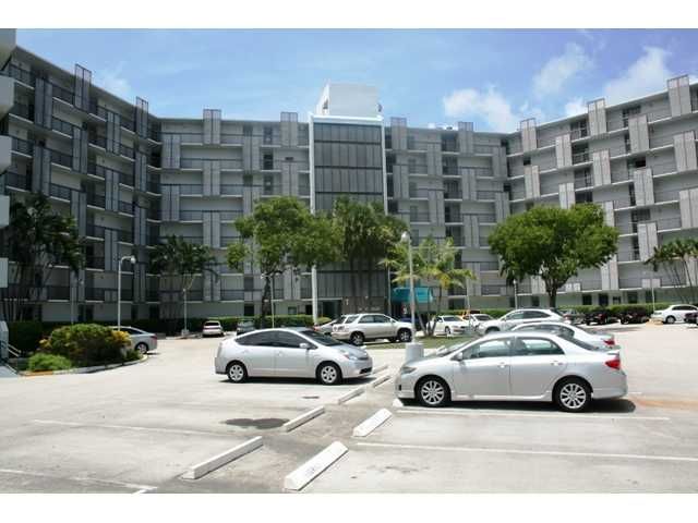 3401 N Country Club Dr Apt 811, Miami, FL 33180