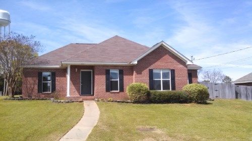 207 Hummingbird Dr, Deatsville, AL 36022