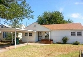 W Churchill St, Electra, TX 76360