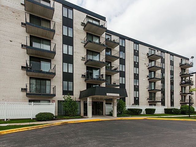 9118 W Elmwood Dr Apt 2m, Niles, IL 60714