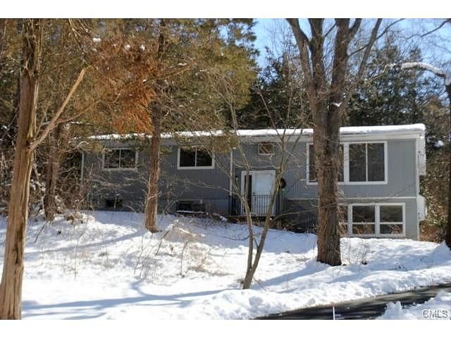 Tanglewood Ln, Sandy Hook, CT 06482