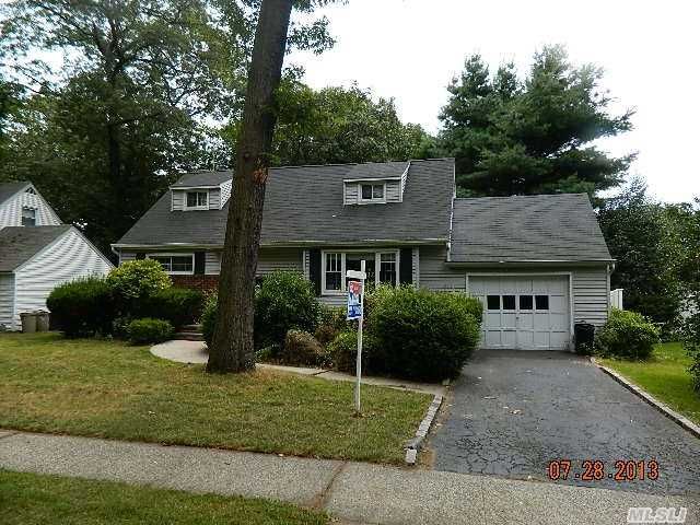 28 Tally Ln, Wantagh, NY 11793