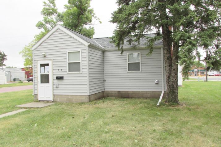 718 E Spring St, Redwood Falls, MN 56283