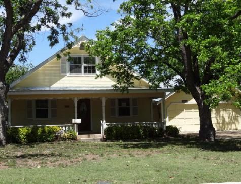 304 W Centre St, Fredericksburg, TX 78624