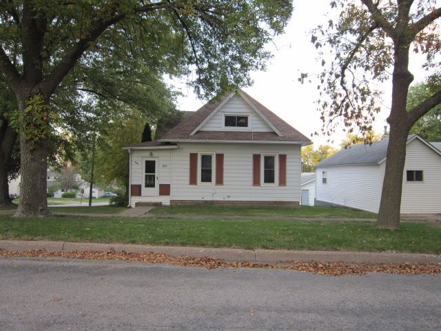 300 E 2nd St, Mechanicsville, IA 52306