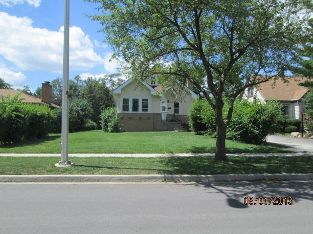 704 Villa Ave, Villa Park, IL 60181